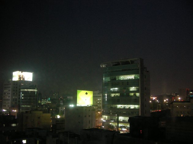 現代レジデンスの部屋から見える夜景